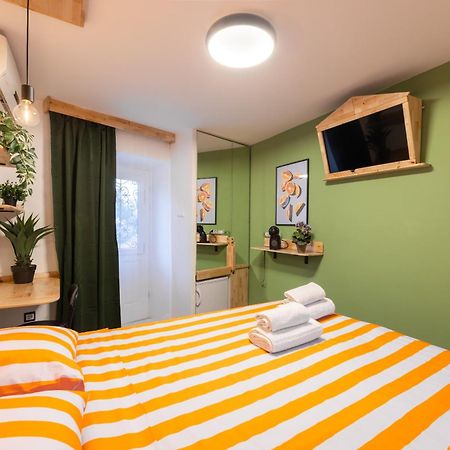Studio Apartment & Room Split-Two Different Units! Exterior photo