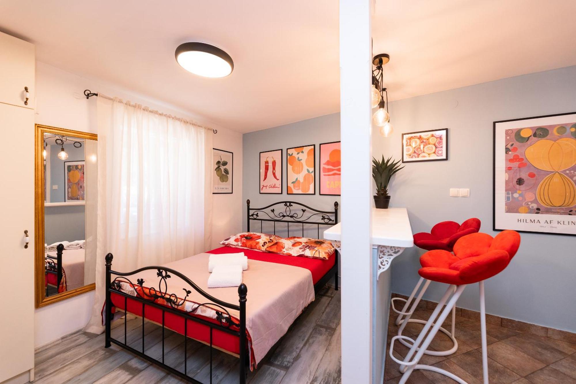 Studio Apartment & Room Split-Two Different Units! Exterior photo