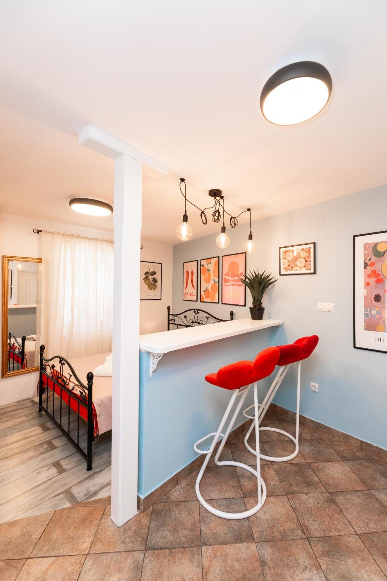 Studio Apartment & Room Split-Two Different Units! Exterior photo
