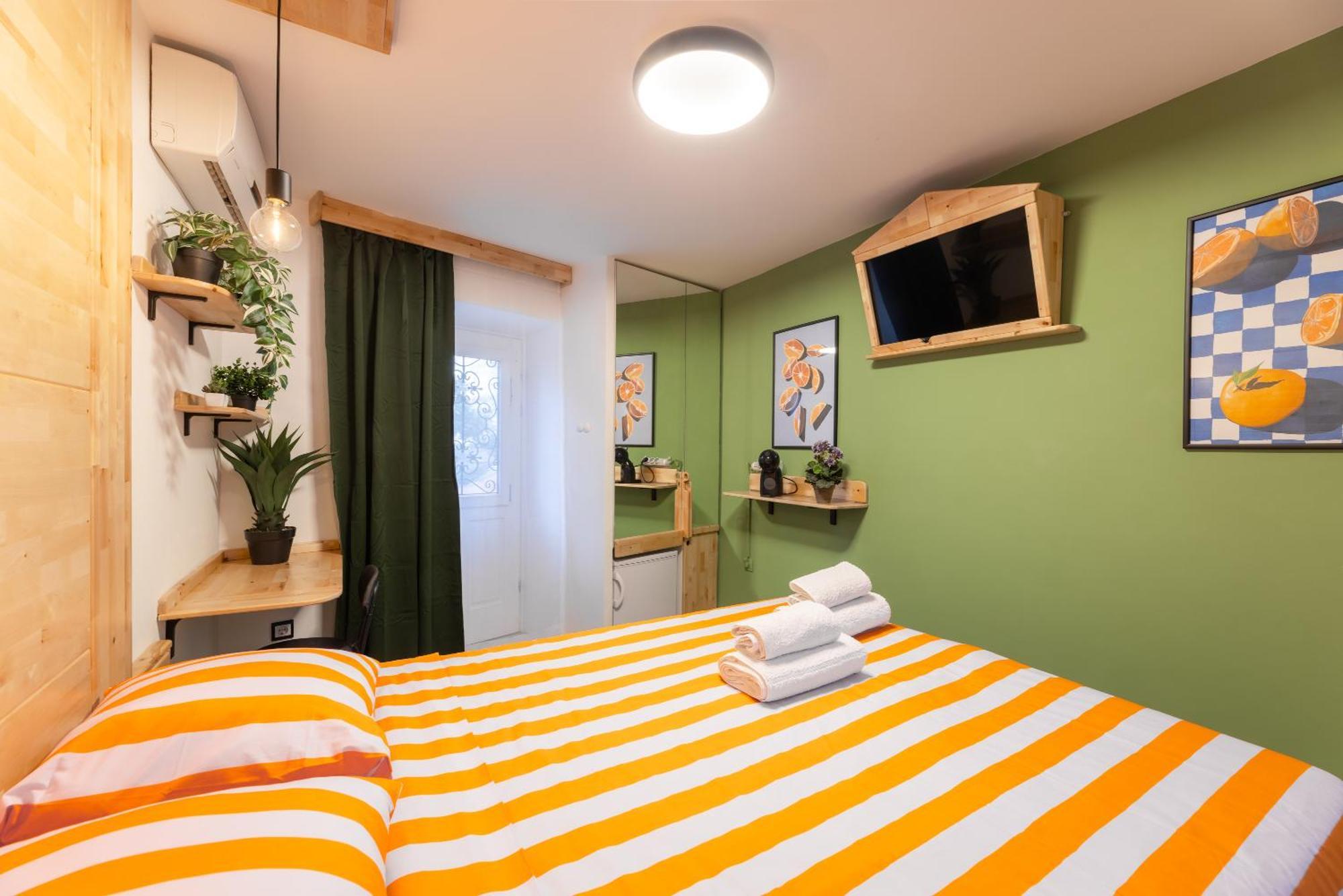 Studio Apartment & Room Split-Two Different Units! Exterior photo