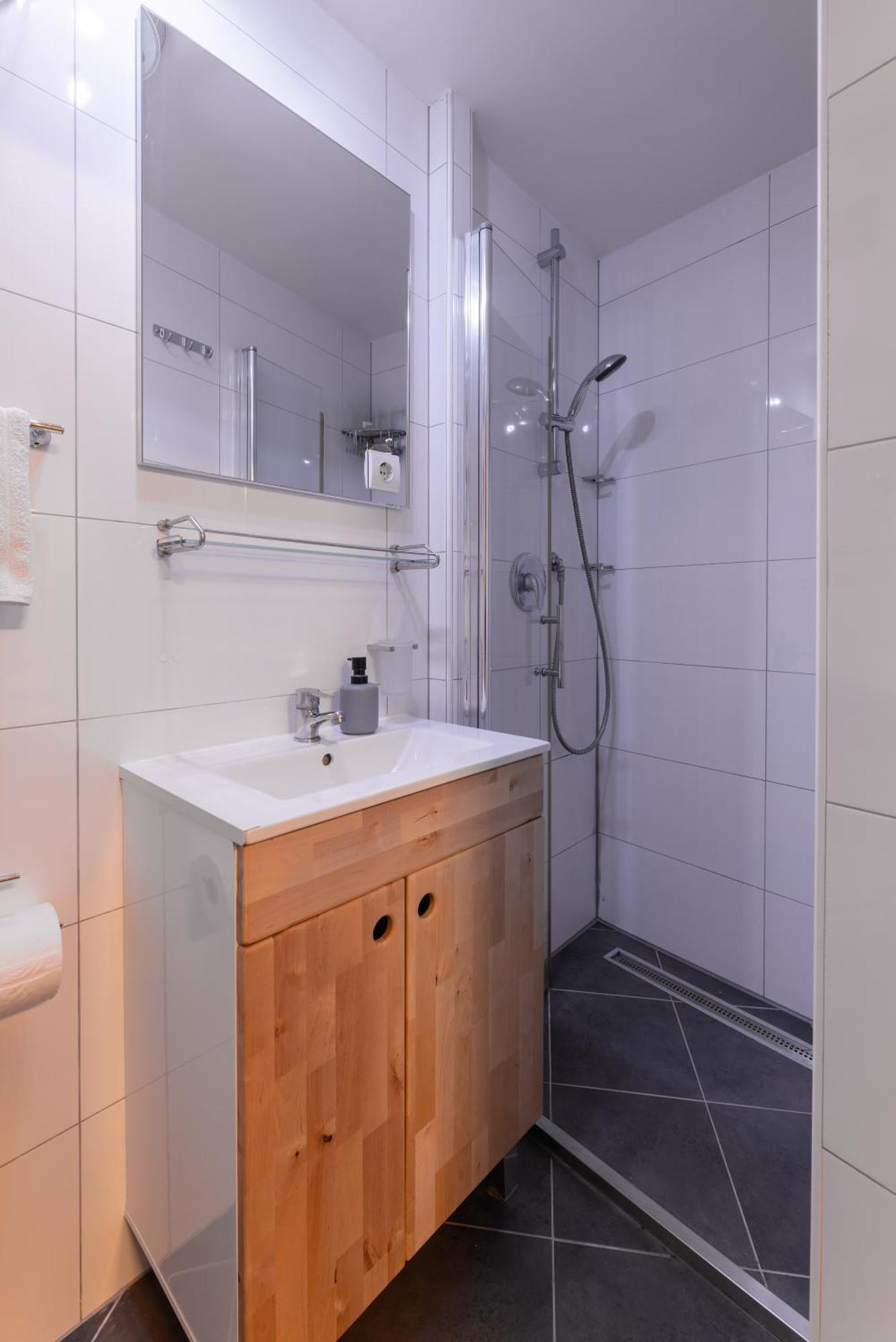 Studio Apartment & Room Split-Two Different Units! Exterior photo